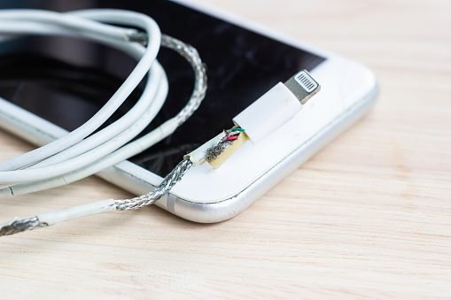 لماذا يتلف كابل الشحن بسرعة؟ الأسباب الحقيقية التي لا يخبرك بها أحد